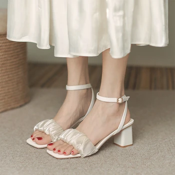 Interneto įžymybė vienas-line sagtis open-toe moterų sandalai 2022 m. vasarą naujasis prancūzijos thick-heel pasakų stiliaus sijonas su aukštakulniais